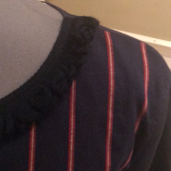 Blouse with zipper closure in back w/ floral silk - Picture 4 of 8